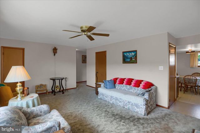 616 W MAPLE ST, Valley View, PA 17983