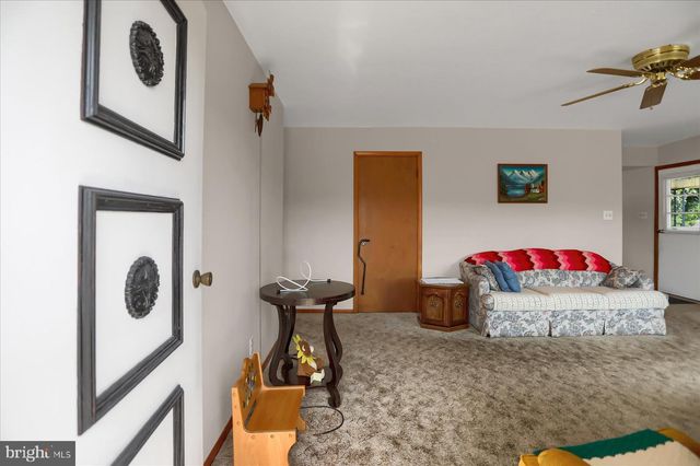 616 W MAPLE ST, Valley View, PA 17983