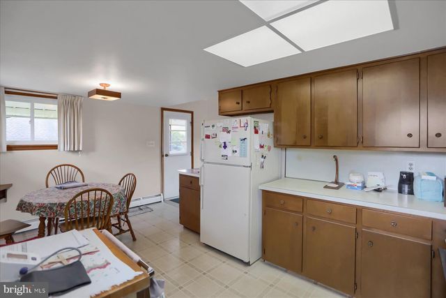 616 W MAPLE ST, Valley View, PA 17983