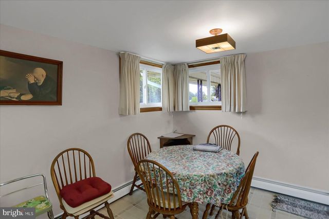 616 W MAPLE ST, Valley View, PA 17983