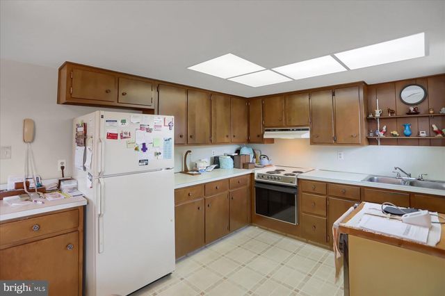 616 W MAPLE ST, Valley View, PA 17983