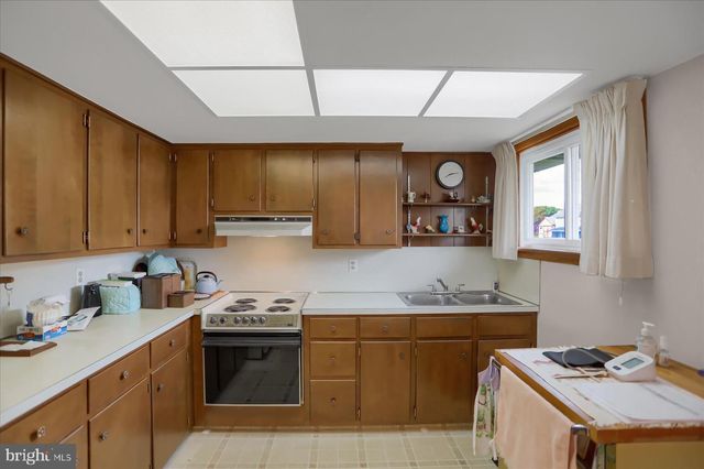 616 W MAPLE ST, Valley View, PA 17983