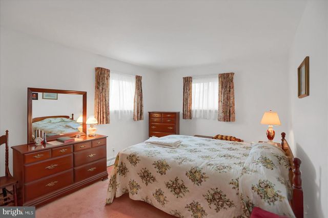 616 W MAPLE ST, Valley View, PA 17983