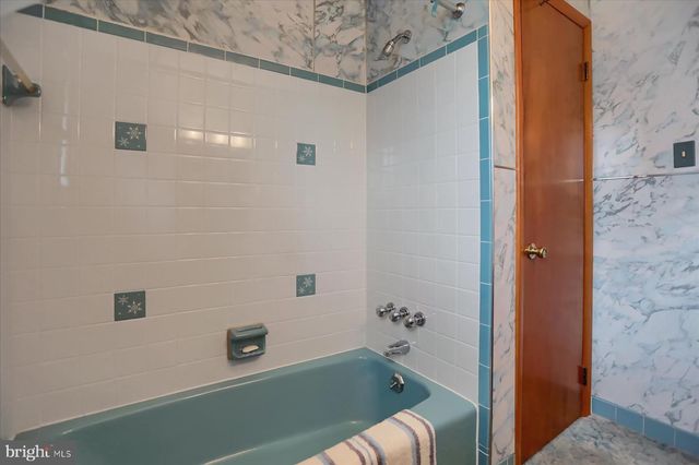 616 W MAPLE ST, Valley View, PA 17983