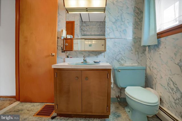 616 W MAPLE ST, Valley View, PA 17983