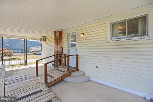 616 W MAPLE ST, Valley View, PA 17983