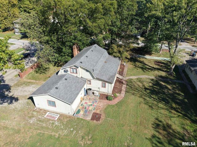 601 1ST Street, Benton, IL 62812