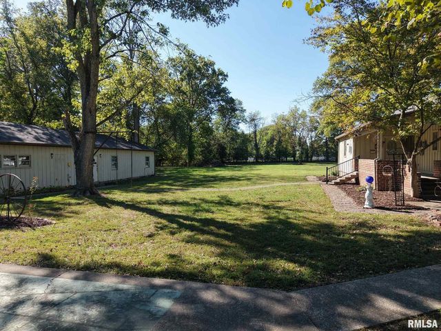 601 1ST Street, Benton, IL 62812