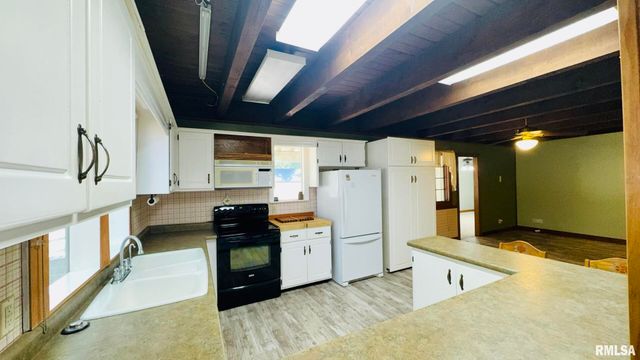 601 1ST Street, Benton, IL 62812