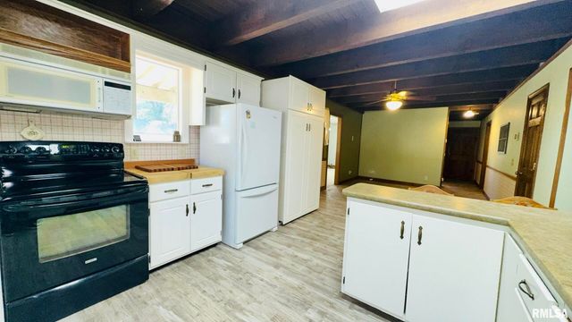 601 1ST Street, Benton, IL 62812