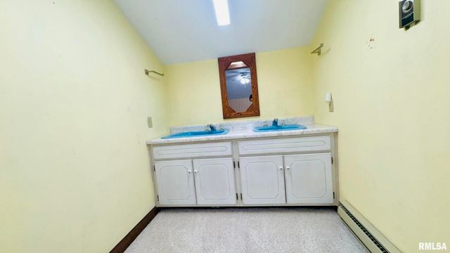 601 1ST Street, Benton, IL 62812