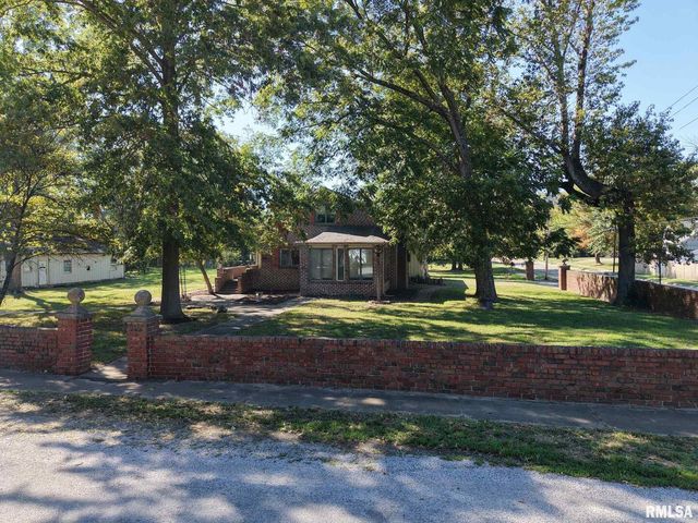 601 1ST Street, Benton, IL 62812