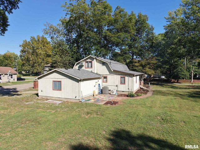 601 1ST Street, Benton, IL 62812