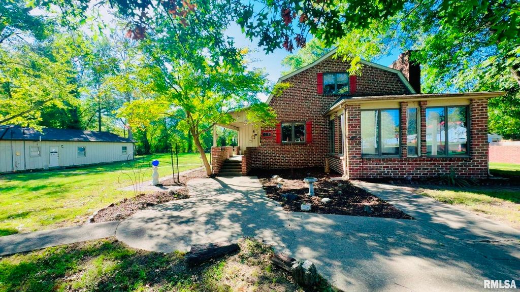 601 1ST Street, Benton, IL 62812