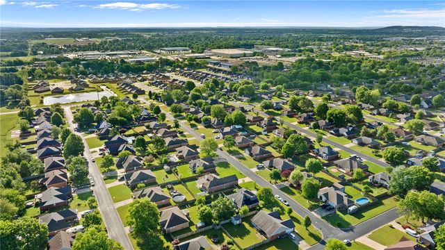 408 Ridgemont Avenue, Lowell, AR 72745