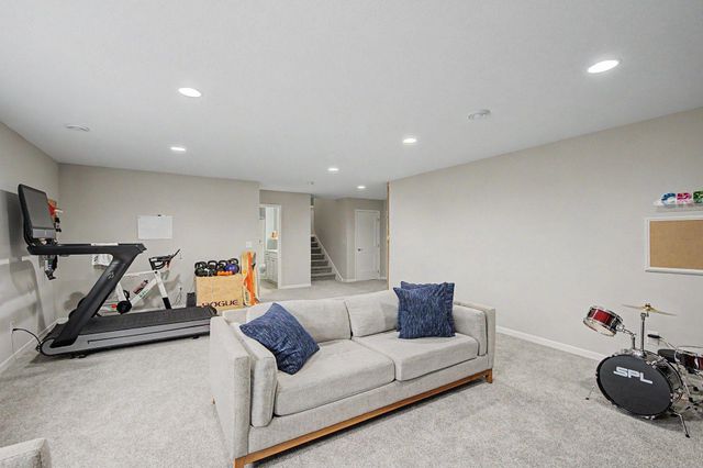 6694 Lakeview Circle NE, Albertville, MN 55301