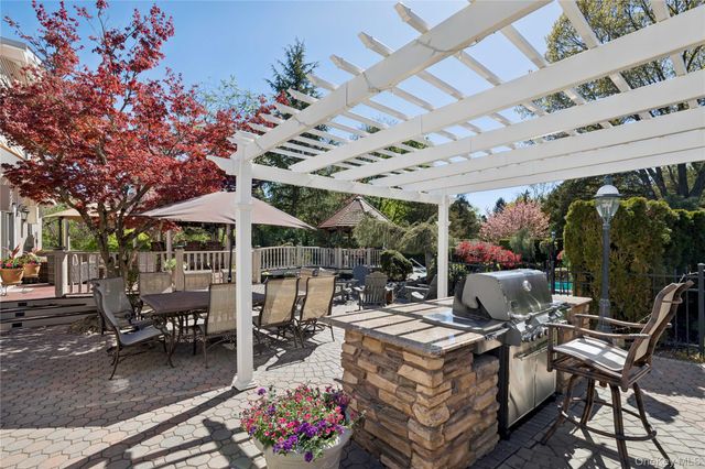 70 Laurel Court, Laurel Hollow, NY 11791
