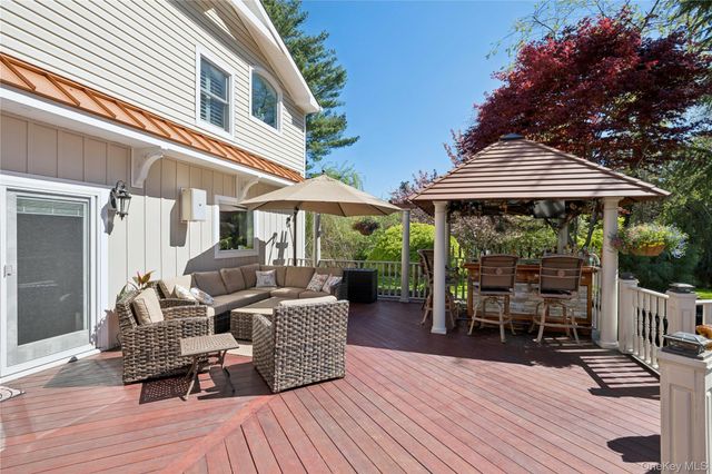 70 Laurel Court, Laurel Hollow, NY 11791