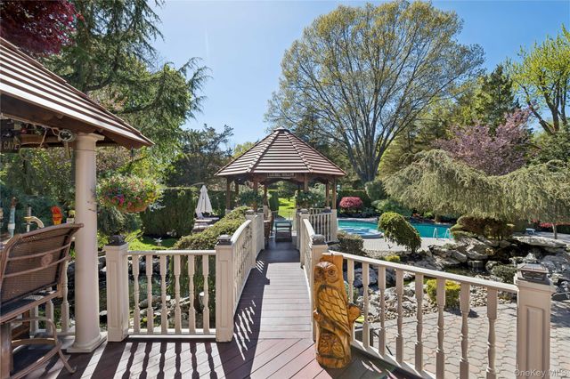 70 Laurel Court, Laurel Hollow, NY 11791