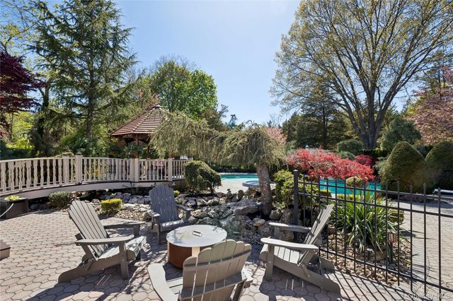 70 Laurel Court, Laurel Hollow, NY 11791