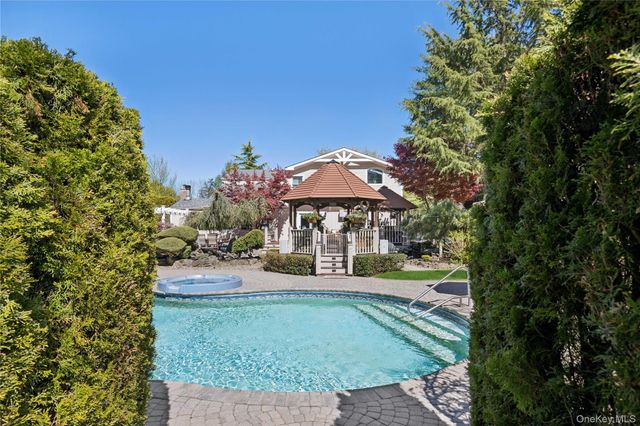 70 Laurel Court, Laurel Hollow, NY 11791