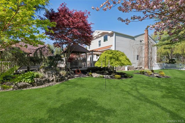 70 Laurel Court, Laurel Hollow, NY 11791