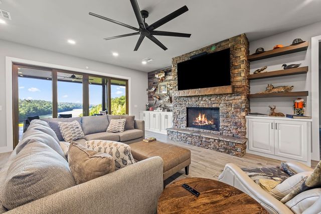 18700 Knabenschuh Drive, Garfield, AR 72732