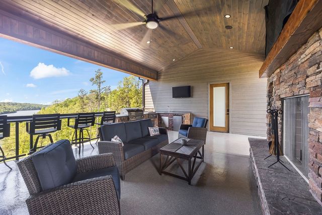 18700 Knabenschuh Drive, Garfield, AR 72732