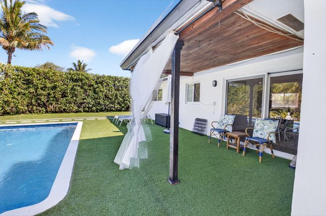 937 SW 36th Court, Boynton Beach, FL 33435