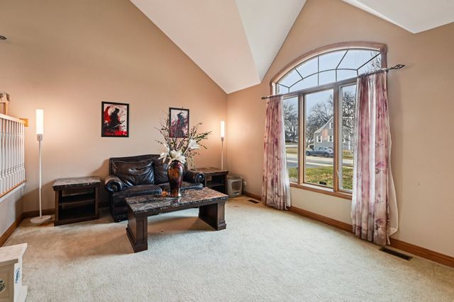 160 Lincoln Street, Roselle, IL 60172