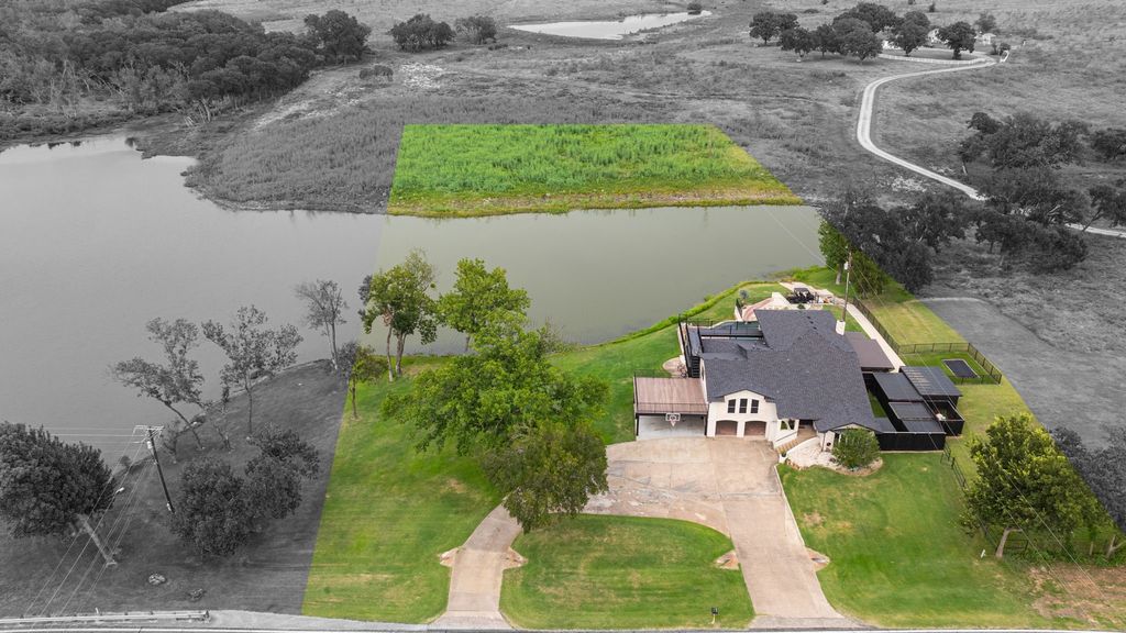 2402 Country Club Road, Ennis, TX 75119