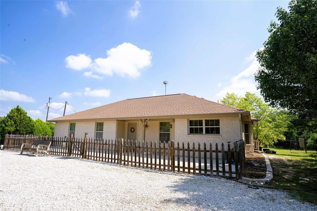194 Rabbit TRL, Dale, TX 78616