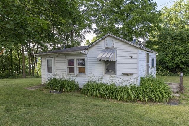 123 Hilltop Lane, Cassopolis, MI 49031