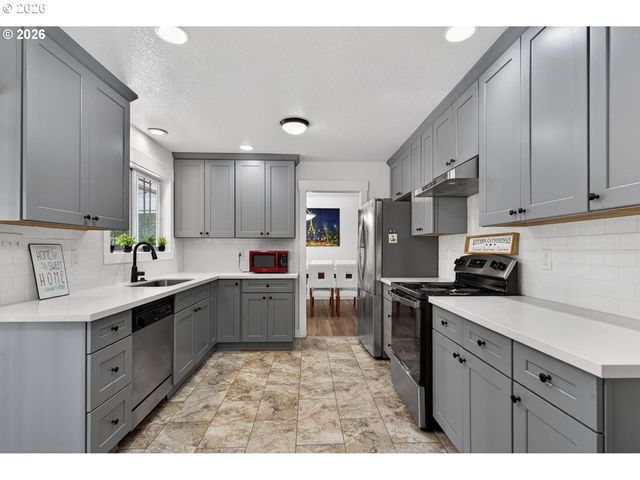 820 Ne 168TH Pl, Portland, OR 97230