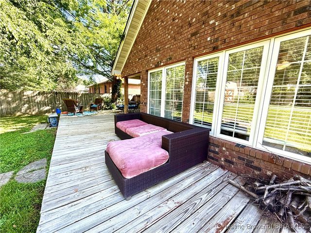 2112 Sterling Oaks Drive, Sellersburg, IN 47172