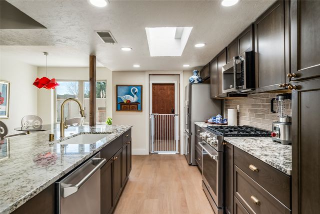 697 Calle Espejo, Santa Fe, NM 87505