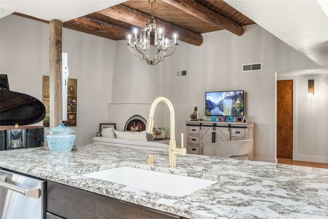 697 Calle Espejo, Santa Fe, NM 87505