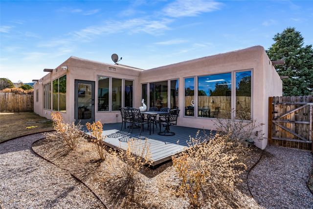 697 Calle Espejo, Santa Fe, NM 87505