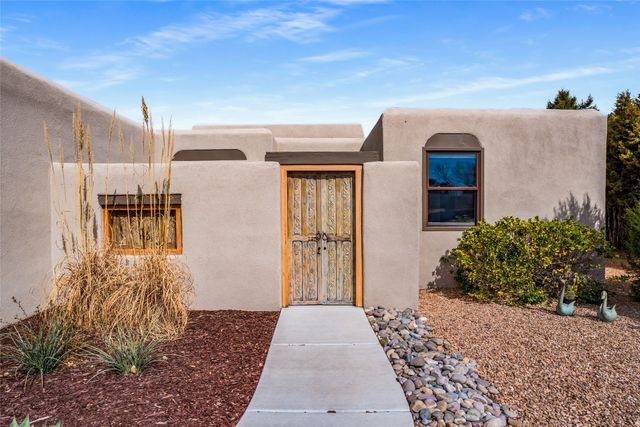 697 Calle Espejo, Santa Fe, NM 87505