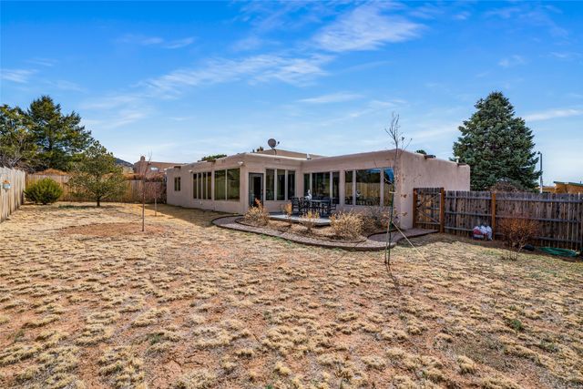 697 Calle Espejo, Santa Fe, NM 87505