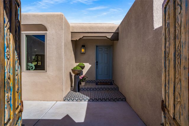 697 Calle Espejo, Santa Fe, NM 87505