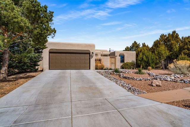 697 Calle Espejo, Santa Fe, NM 87505