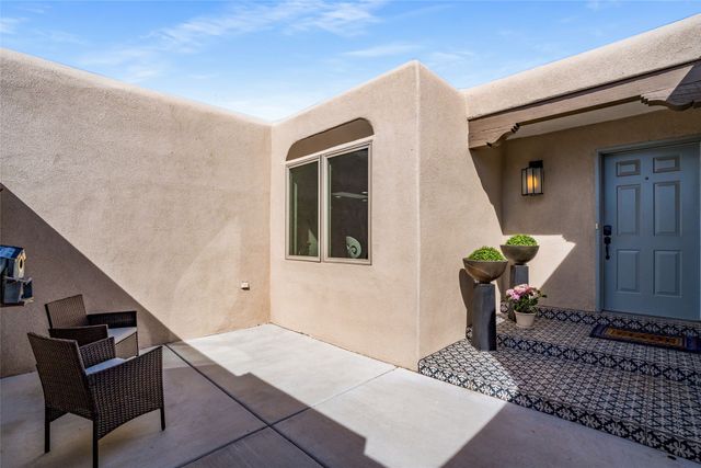 697 Calle Espejo, Santa Fe, NM 87505