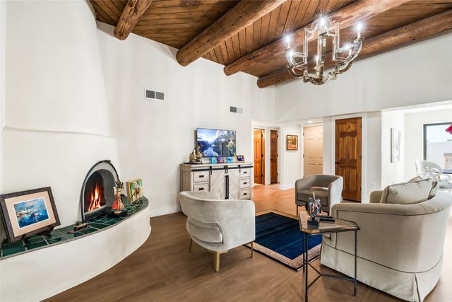 697 Calle Espejo, Santa Fe, NM 87505