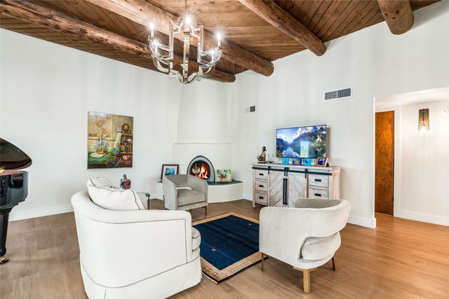 697 Calle Espejo, Santa Fe, NM 87505