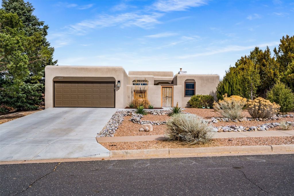 697 Calle Espejo, Santa Fe, NM 87505