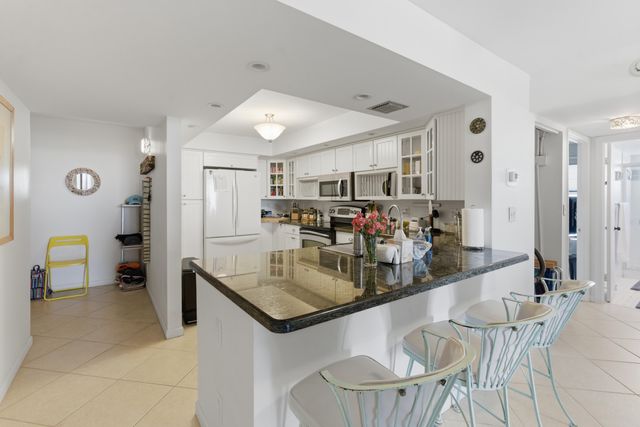 3581 S Ocean Boulevard Apt 4e, South Palm Beach, FL 33480