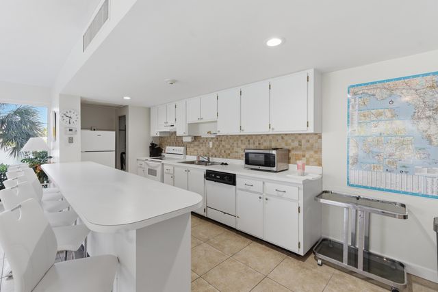 3581 S Ocean Boulevard Apt 4e, South Palm Beach, FL 33480