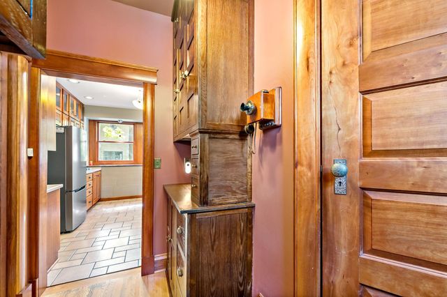 2400 Irving Avenue S, Minneapolis, MN 55405