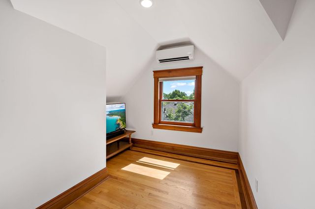 2400 Irving Avenue S, Minneapolis, MN 55405